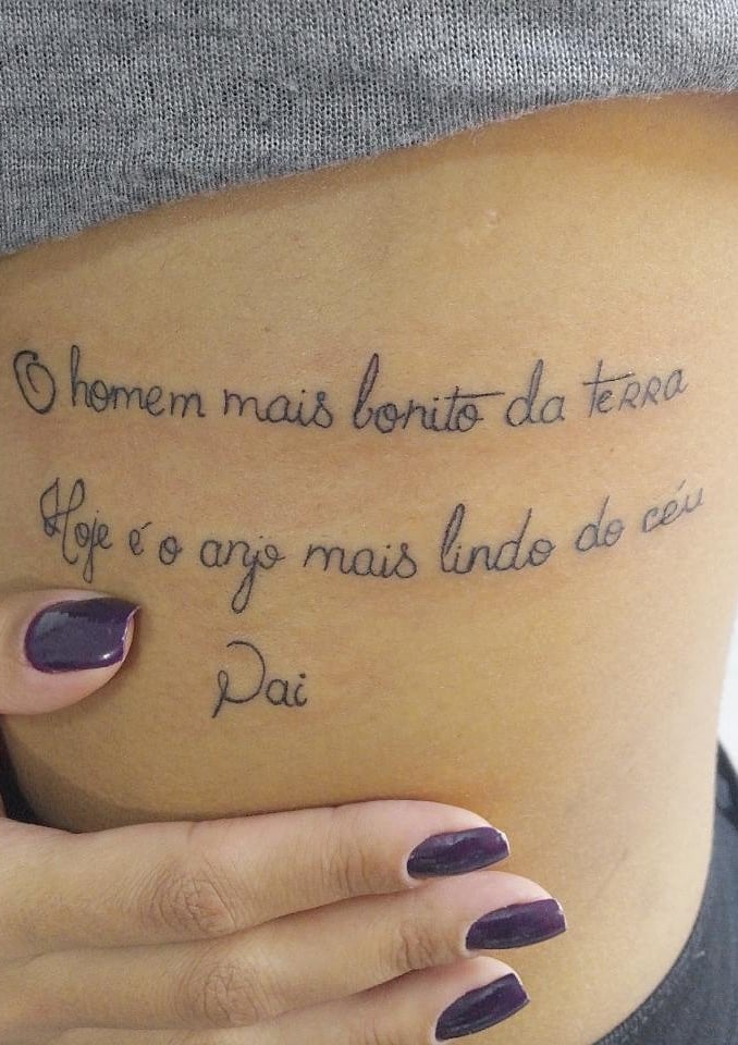 tatuaje de letras en mujer 163