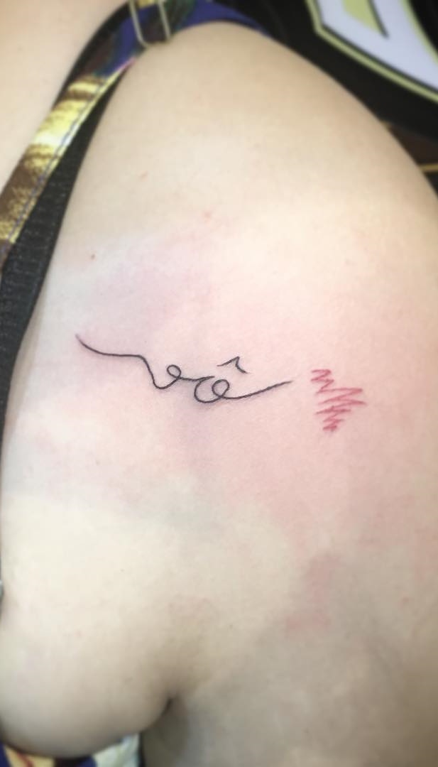tatuaje de letras en mujer 170