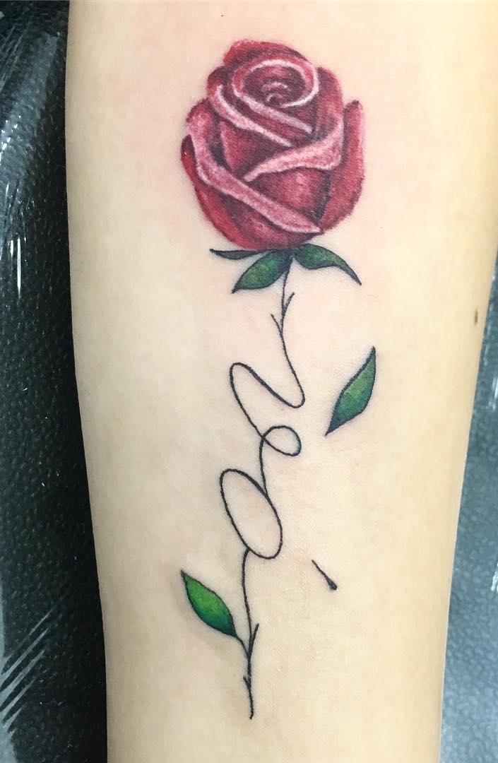 tatuaje de letras en mujer 176