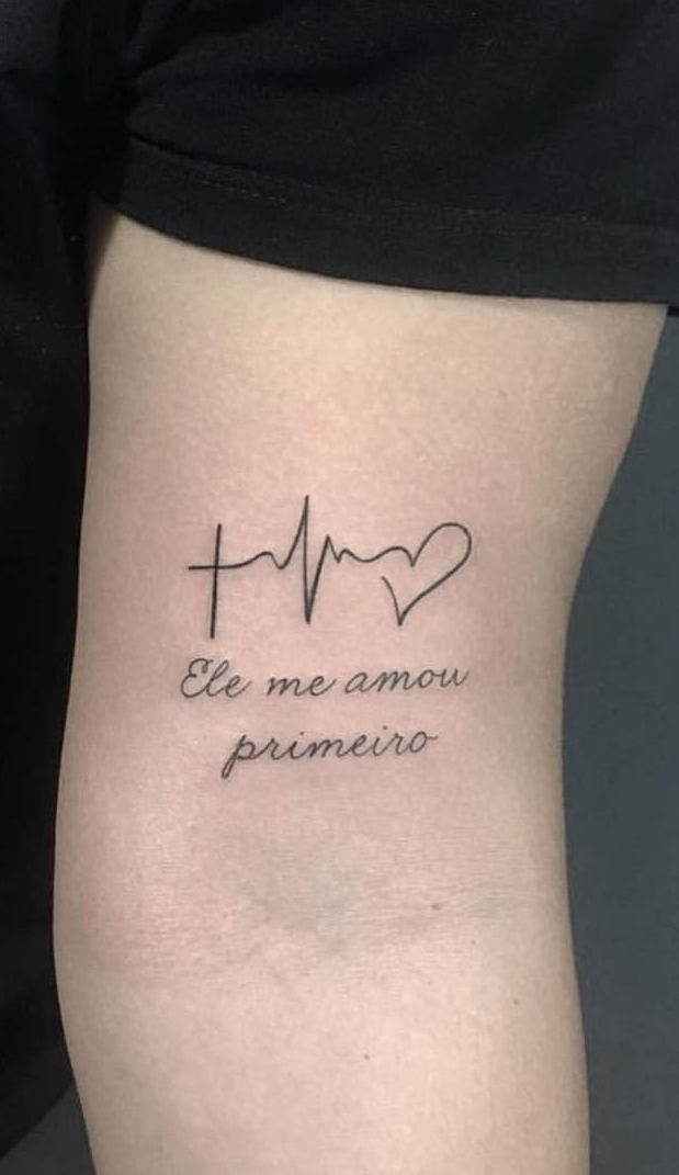 tatuaje de letras en mujer 18