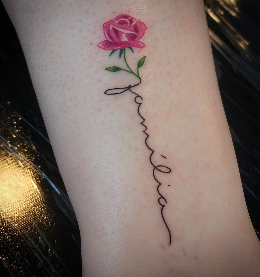 tatuaje de letras en mujer 183