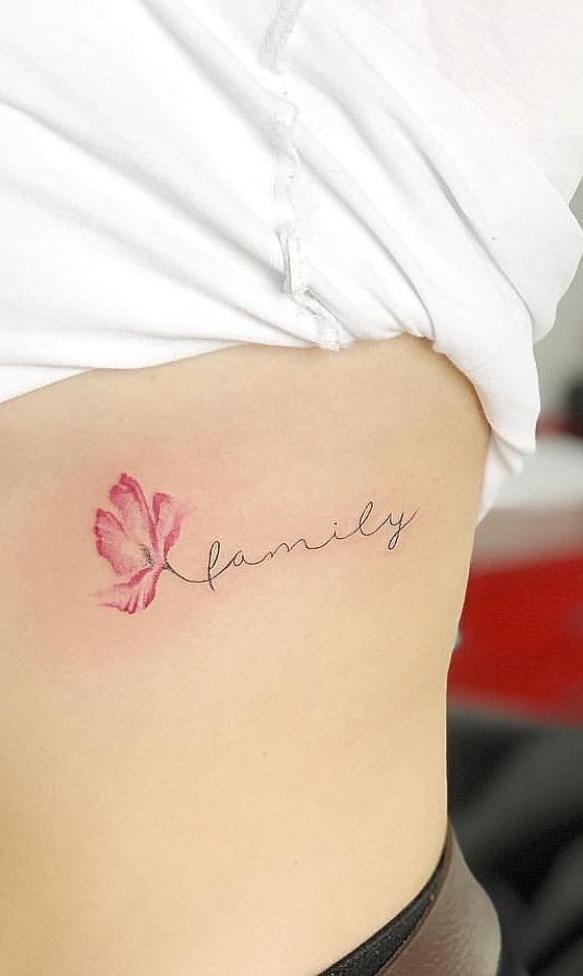 tatuaje de letras en mujer 185