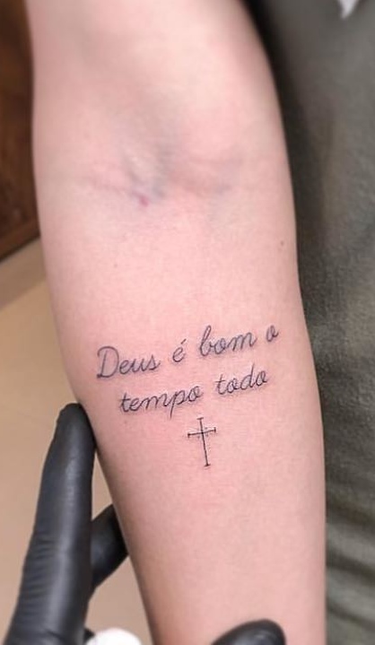 tatuaje de letras en mujer 19