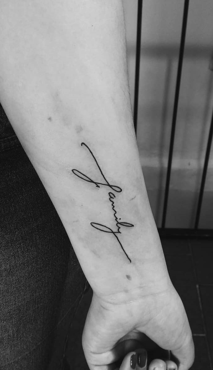 tatuaje de letras en mujer 190