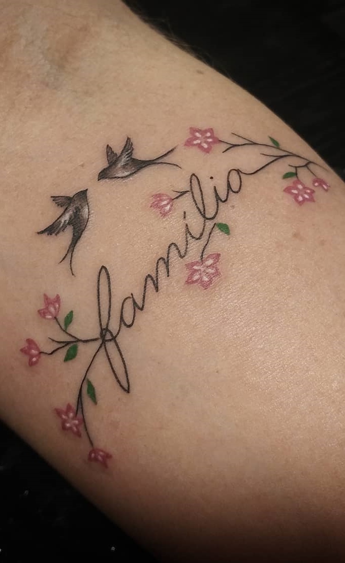 tatuaje de letras en mujer 194