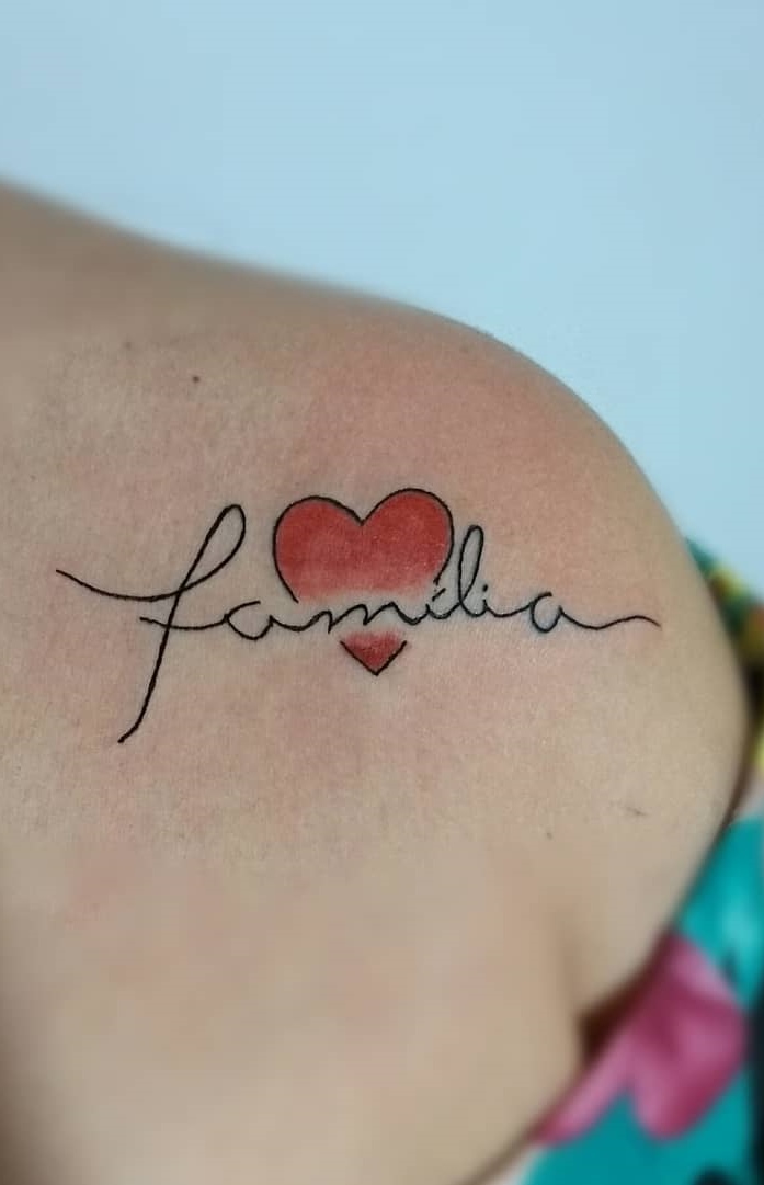 tatuaje de letras en mujer 196