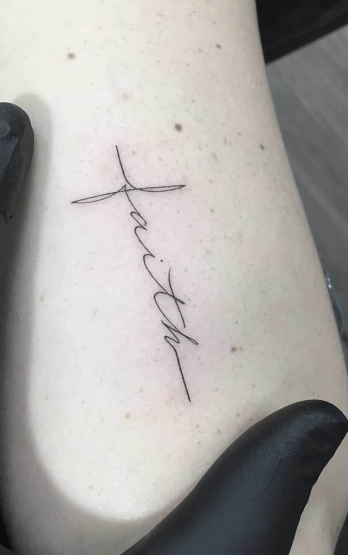 tatuaje de letras en mujer 20