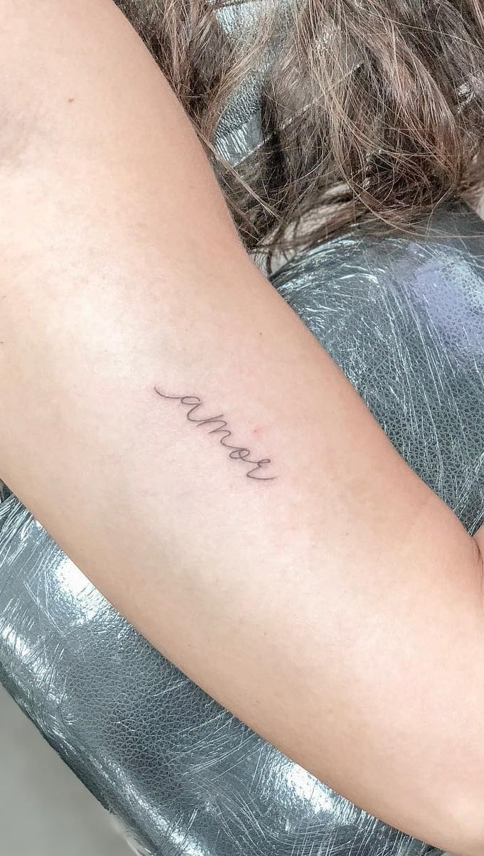 tatuaje de letras en mujer 200