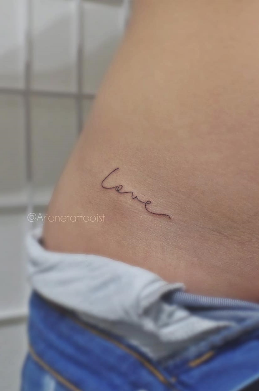 tatuaje de letras en mujer 202