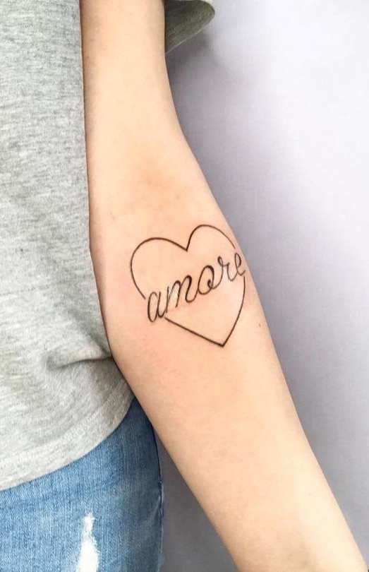 tatuaje de letras en mujer 203