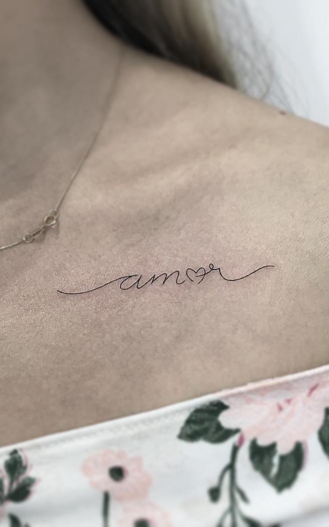 tatuaje de letras en mujer 207