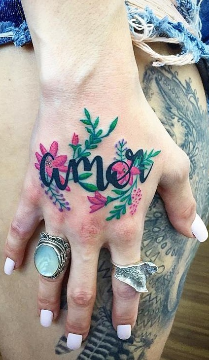tatuaje de letras en mujer 208