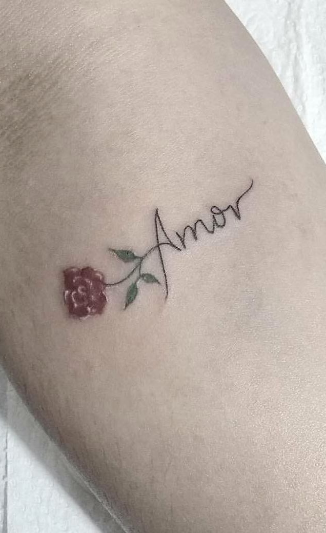 tatuaje de letras en mujer 209