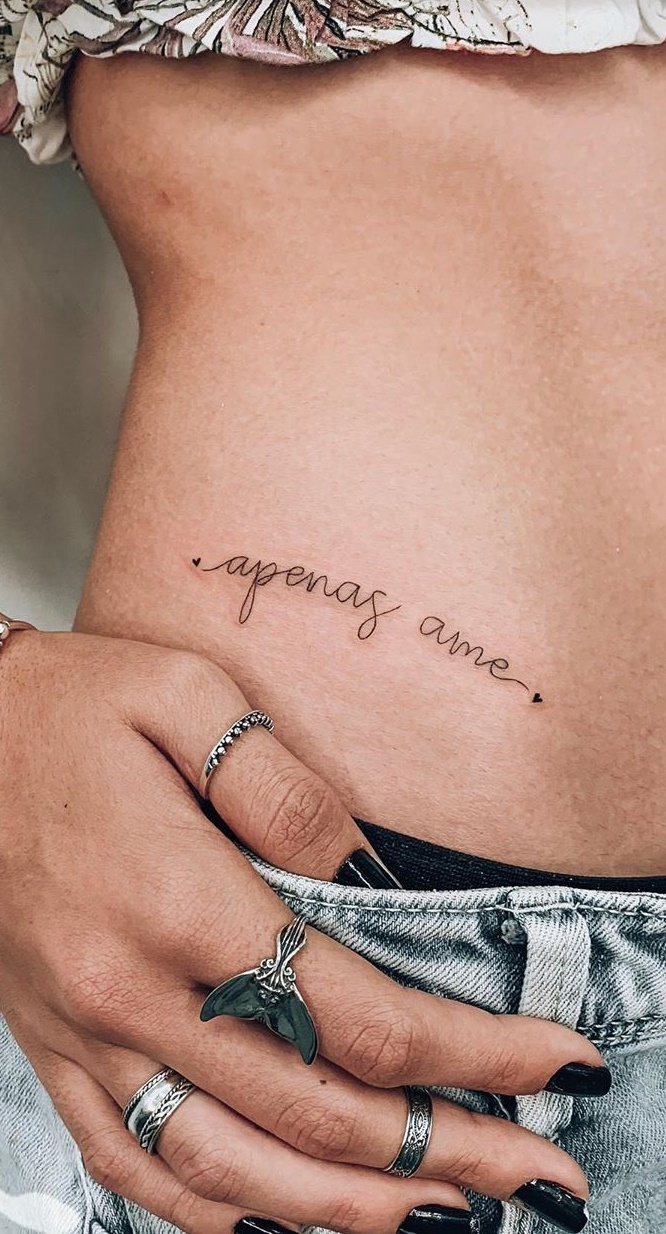 tatuaje de letras en mujer 211