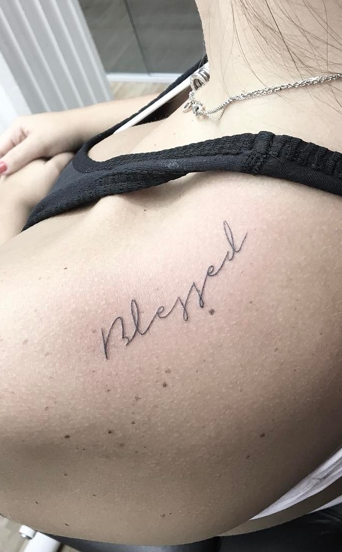 tatuaje de letras en mujer 212