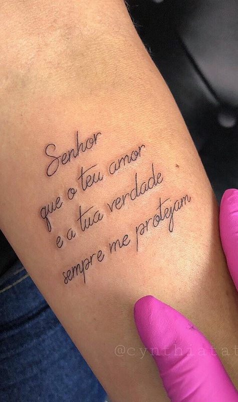 tatuaje de letras en mujer 22