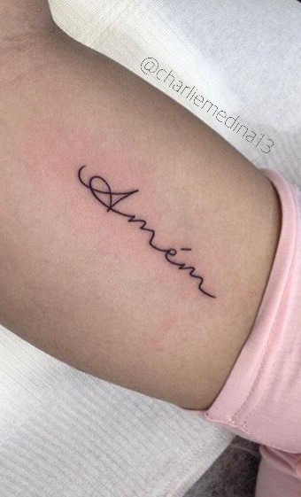 tatuaje de letras en mujer 23