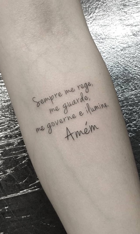 tatuaje de letras en mujer 24