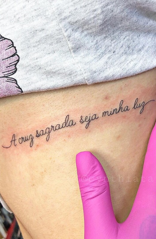 tatuaje de letras en mujer 25