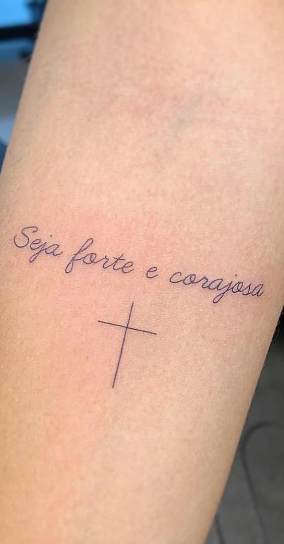 tatuaje de letras en mujer 27