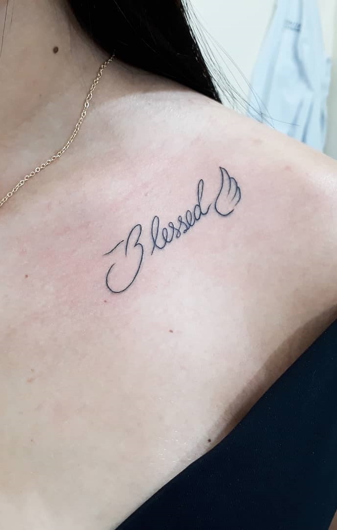 tatuaje de letras en mujer 28