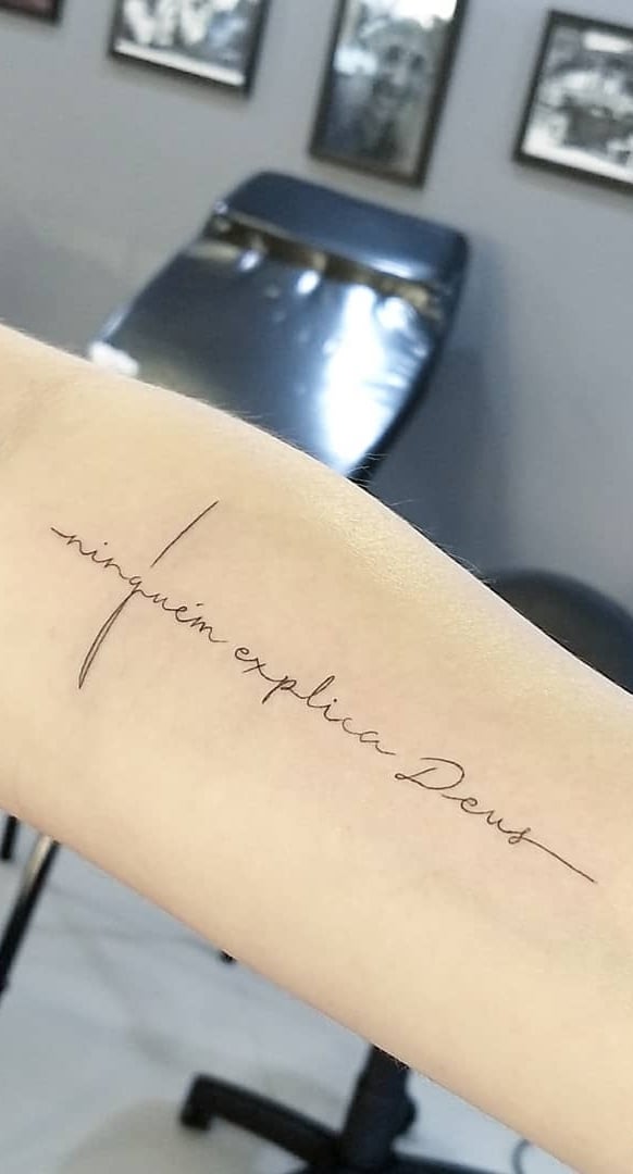 tatuaje de letras en mujer 29