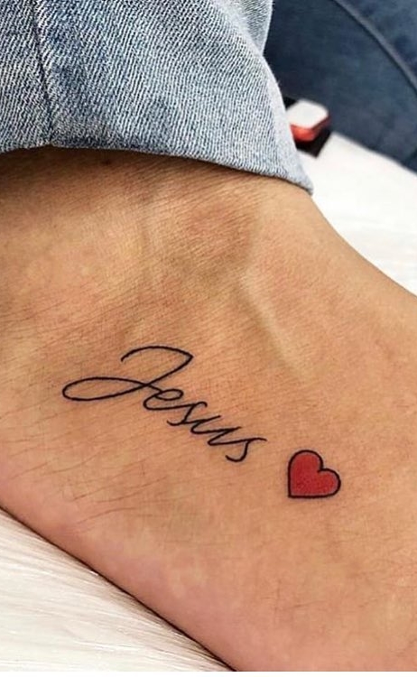 tatuaje de letras en mujer 30