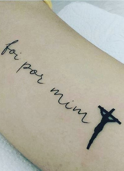 tatuaje de letras en mujer 32