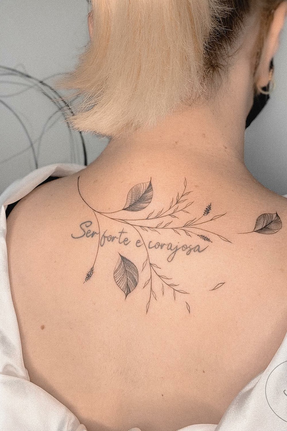 tatuaje de letras en mujer 33