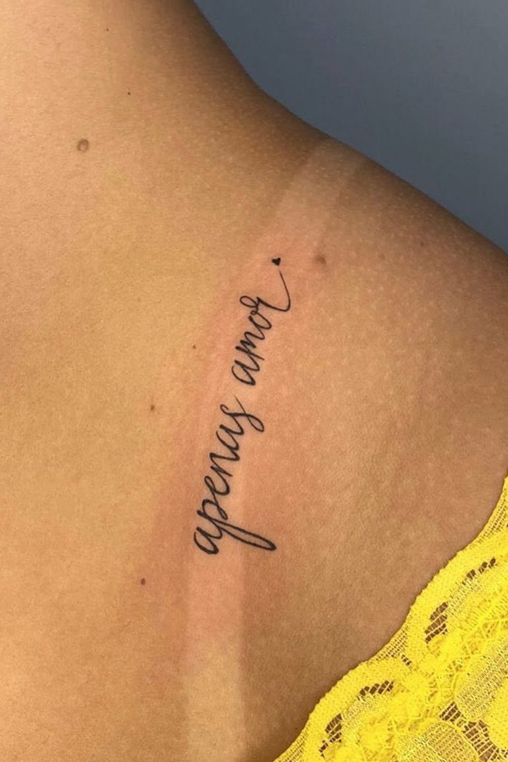 tatuaje de letras en mujer 34