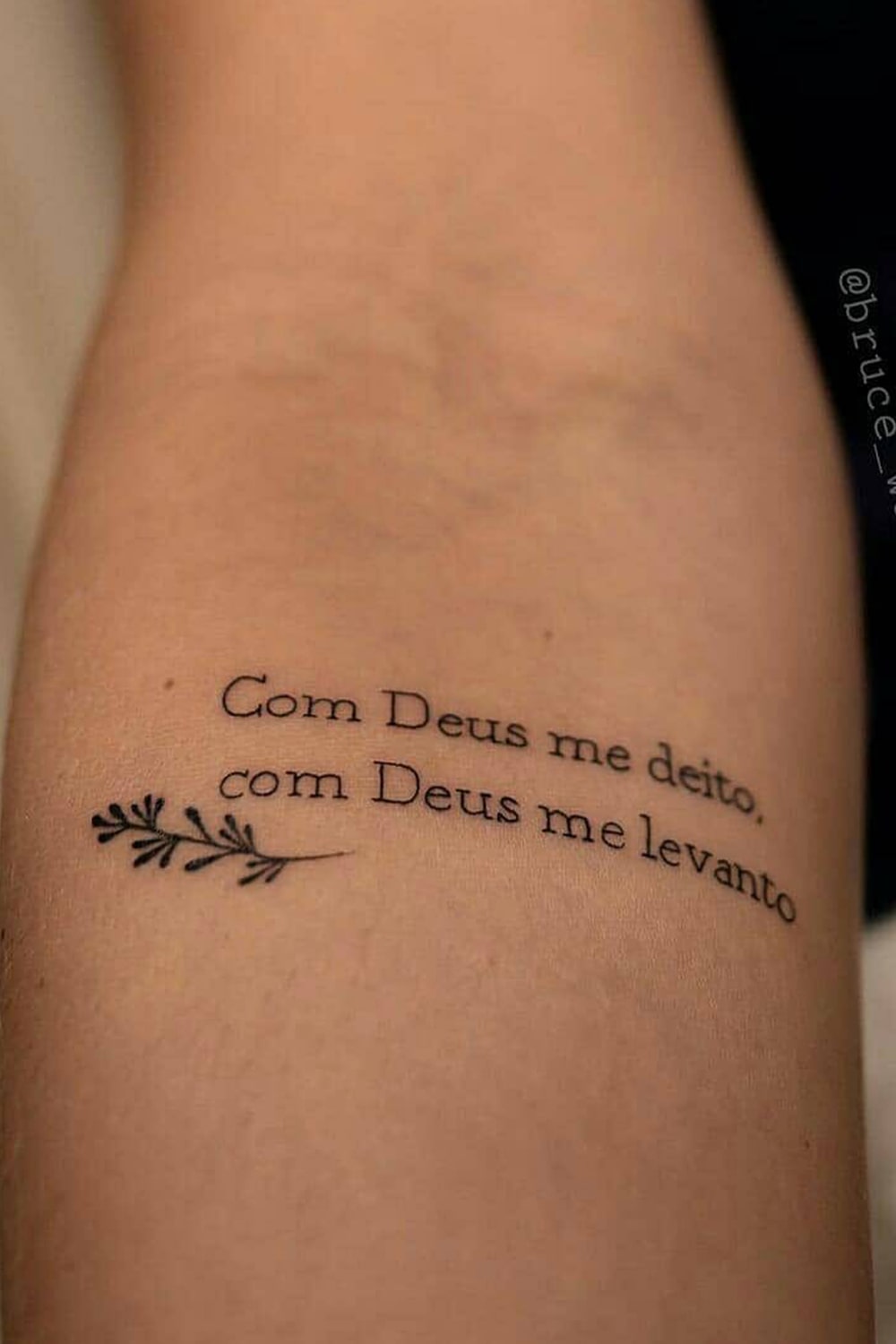 tatuaje de letras en mujer 35