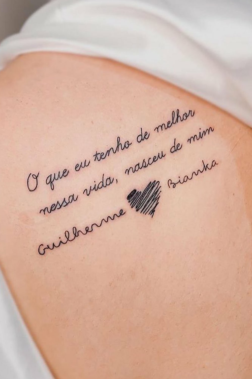 tatuaje de letras en mujer 36