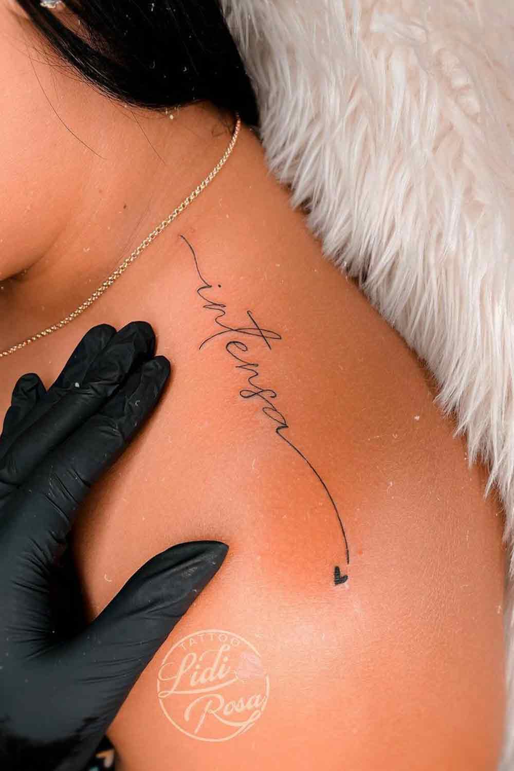 tatuaje de letras en mujer 38