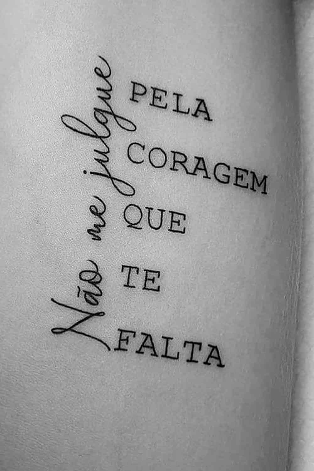 tatuaje de letras en mujer 39