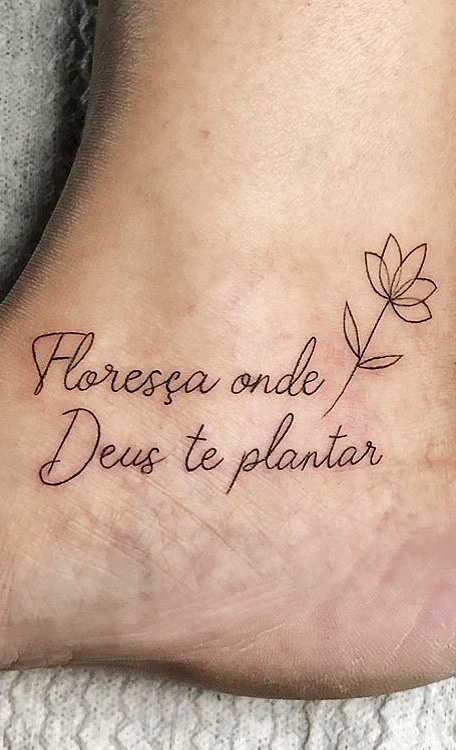 tatuaje de letras en mujer 40