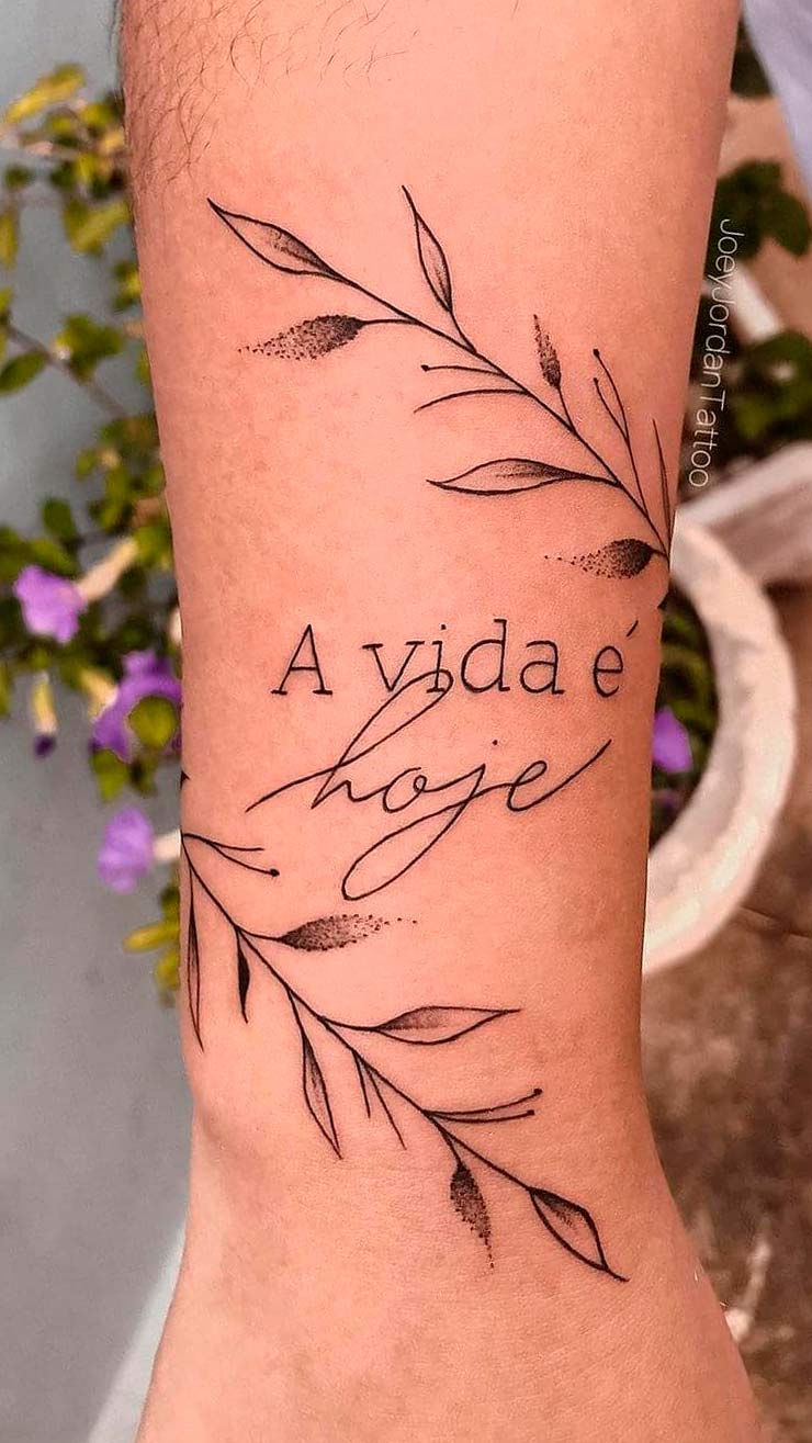 tatuaje de letras en mujer 41