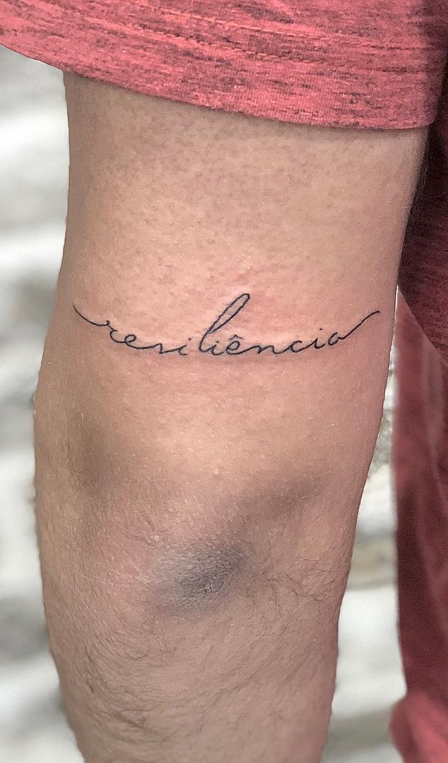 tatuaje de letras en mujer 44