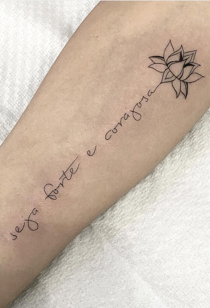 tatuaje de letras en mujer 45