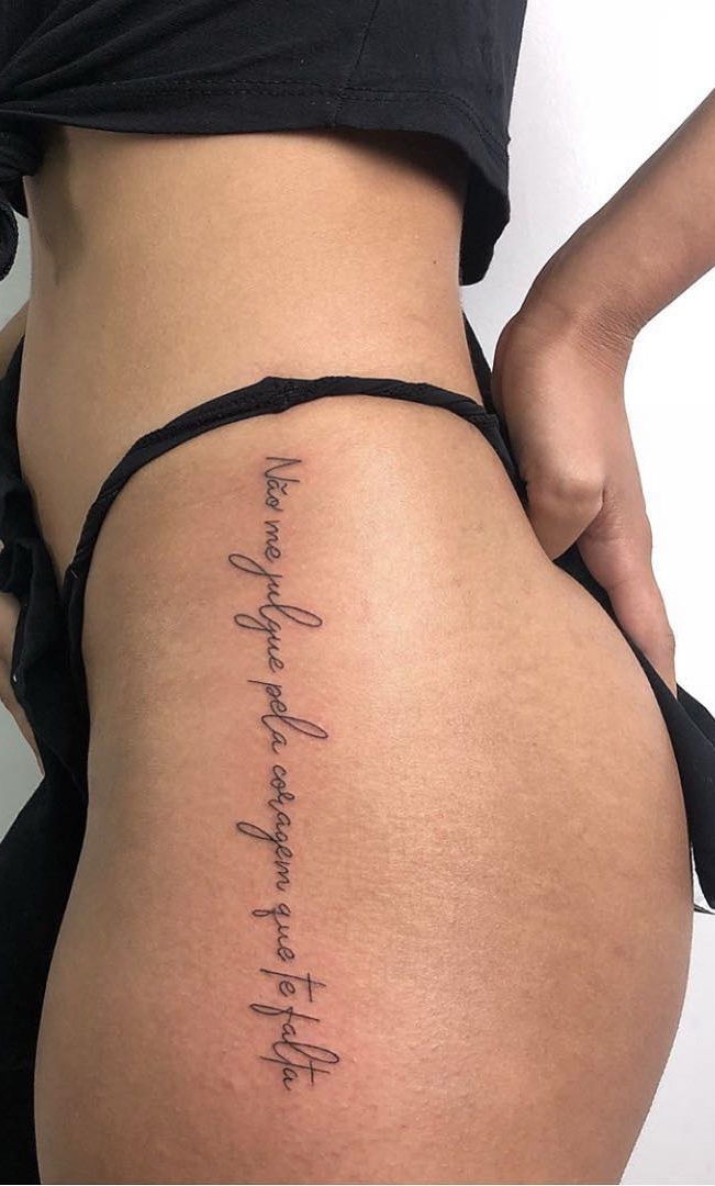 tatuaje de letras en mujer 46