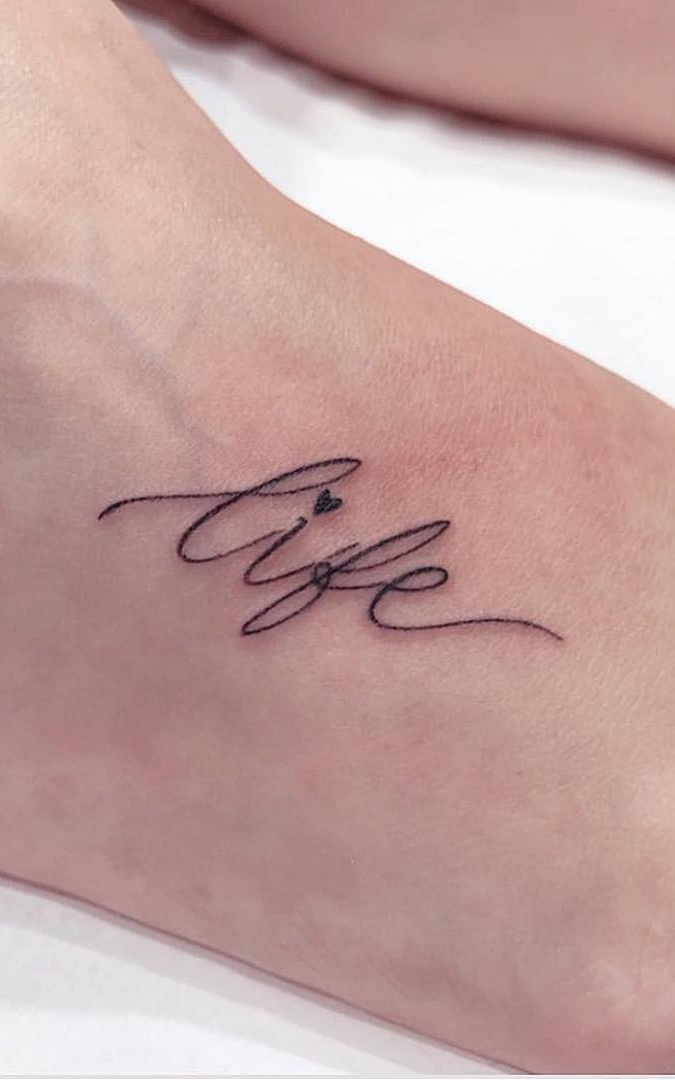 tatuaje de letras en mujer 47