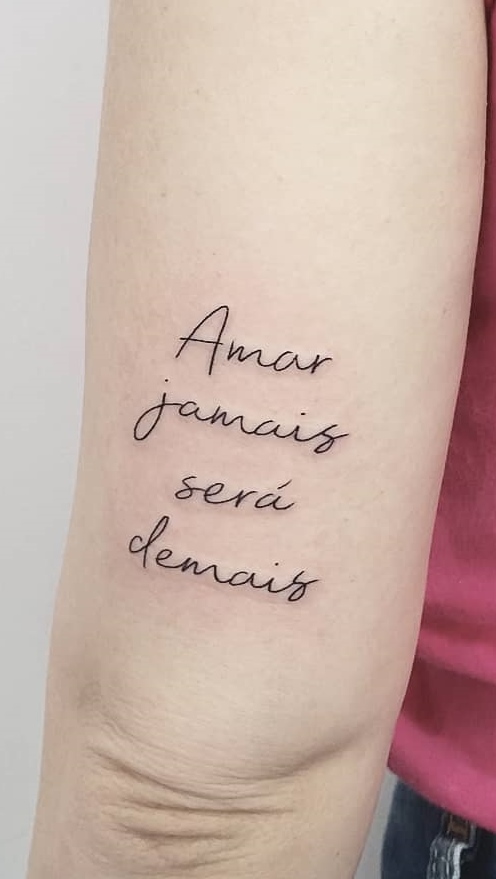 tatuaje de letras en mujer 48