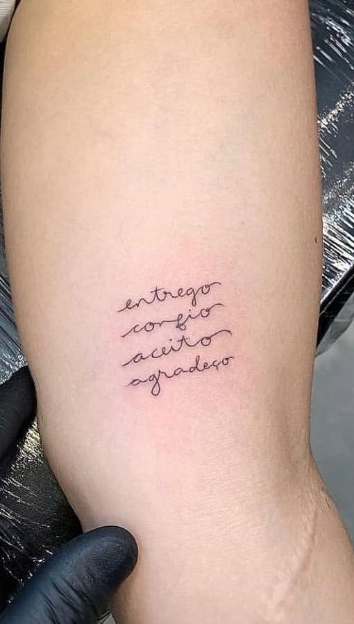 tatuaje de letras en mujer 49