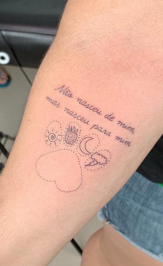 tatuaje de letras en mujer 50