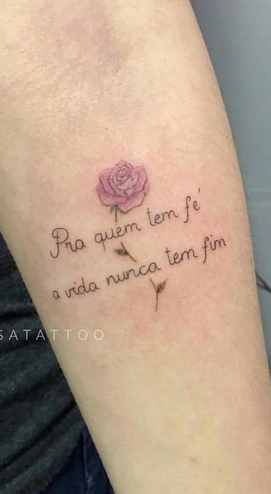 tatuaje de letras en mujer 51