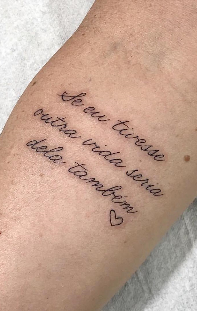 tatuaje de letras en mujer 53