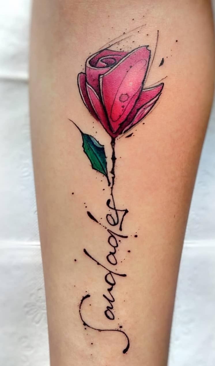 tatuaje de letras en mujer 55