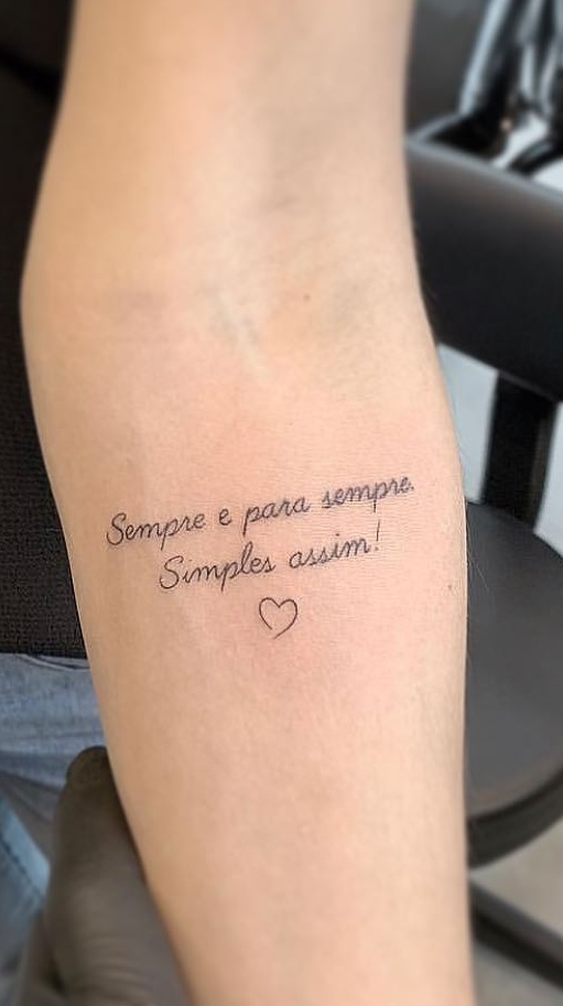 tatuaje de letras en mujer 56