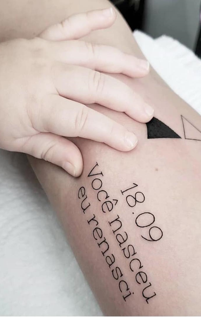 tatuaje de letras en mujer 60