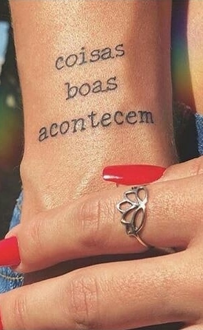 tatuaje de letras en mujer 64