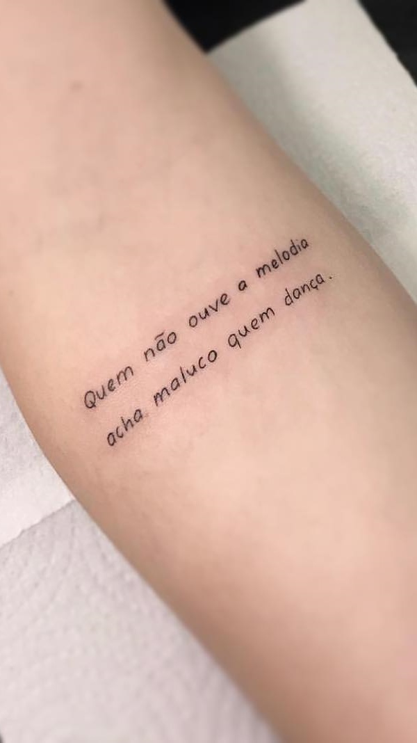 tatuaje de letras en mujer 65